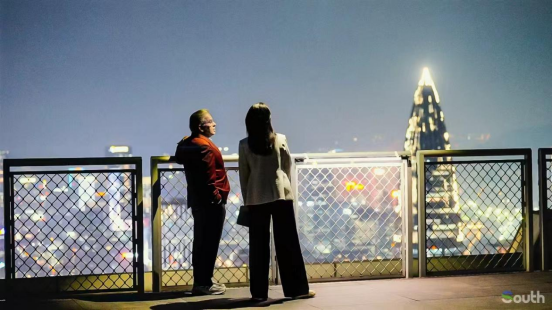 马凯硕与South记者眺望深圳夜景。 微信图片_2025-12-23_141224_817.png