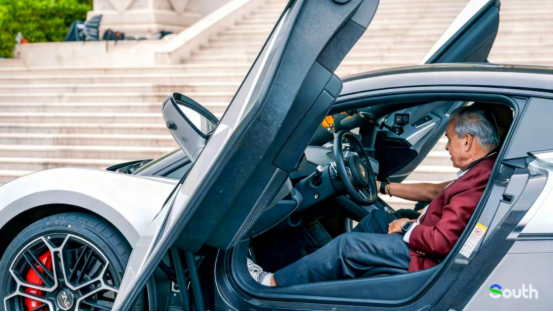 马凯硕试驾比亚迪新能源汽车。 微信图片_2025-12-23_141225_857.png